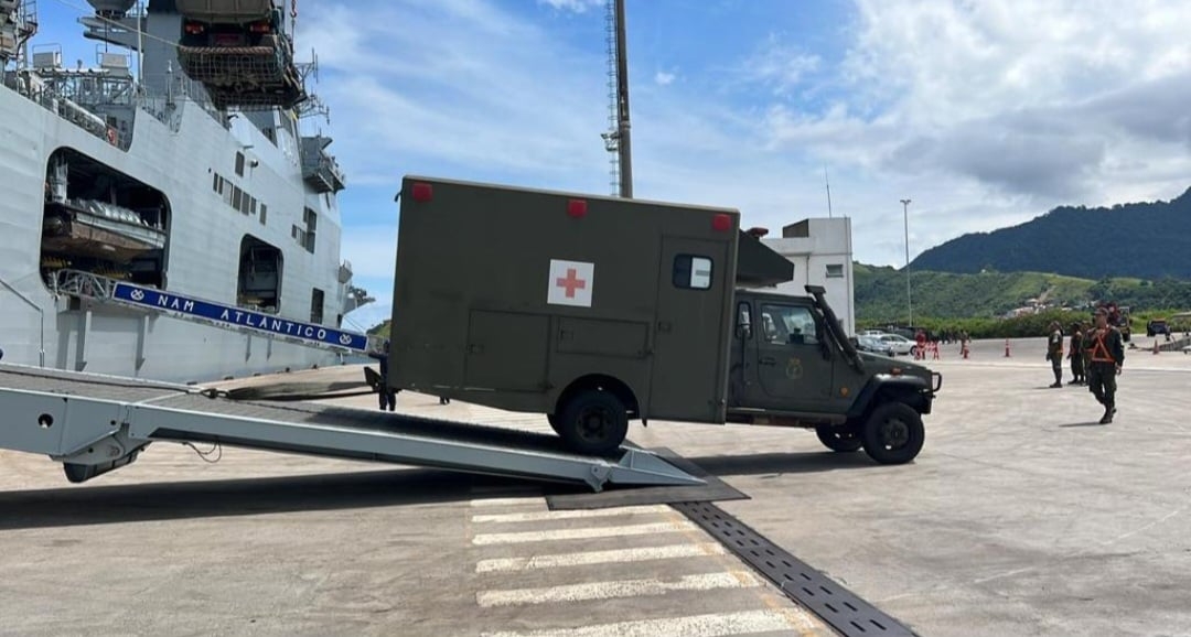O navio também transporta médicos e enfermeiros da Unidade Médica Expedicionária da Marinha, para reforço na assistência de saúde da população gaúcha.  Reprodução: Flipar