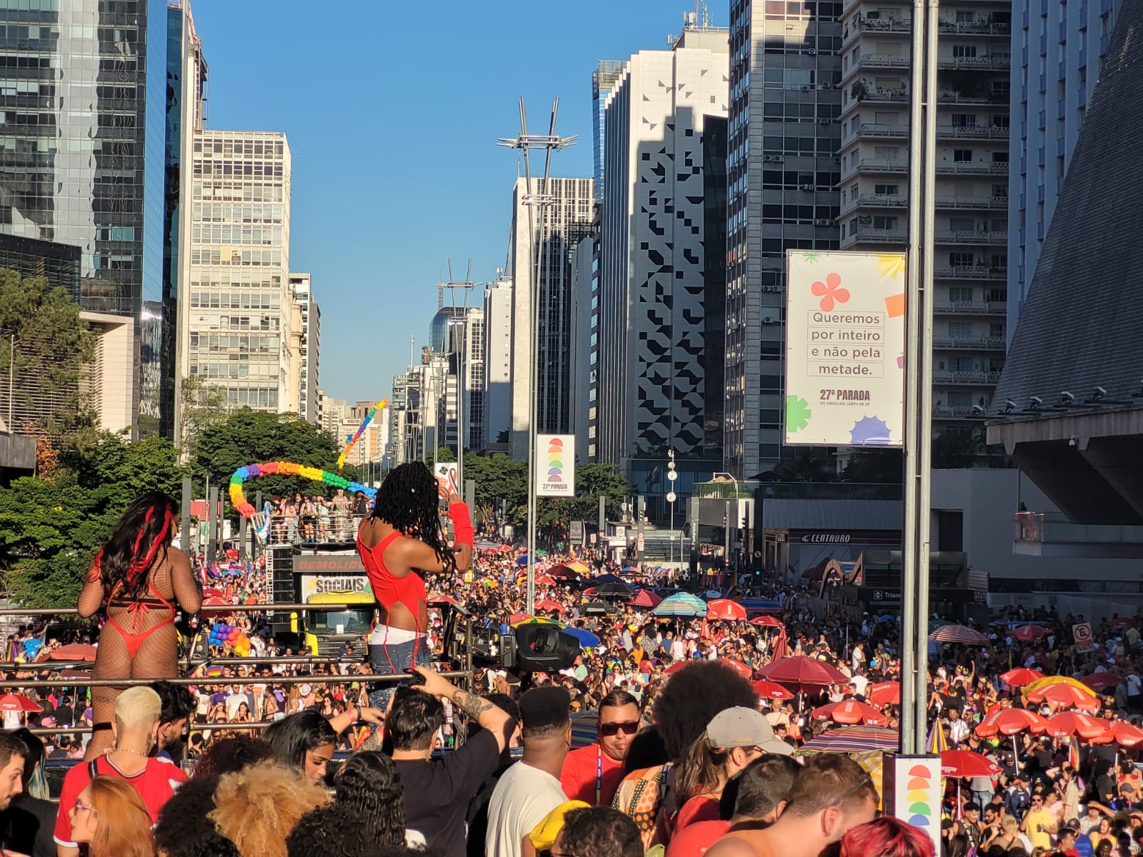 A Avenida Paulista estava repleta de pessoas curtindo a Parada do Orgulho LGBT+