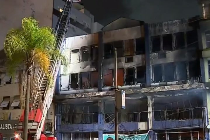 Dez pessoas morreram e outras 13 ficaram feridas após um incêndio atingir uma pousada no centro de Porto Alegre (RS) na madrugada desta sexta-feira (26/04). Reprodução: Flipar