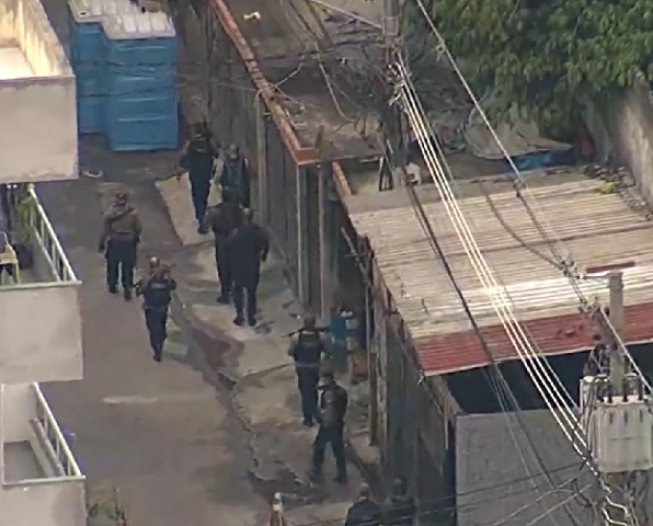Residentes das comunidades da Maré, Penha e Cidade de Deus relataram confrontos intensos, que começaram logo no início da manhã.