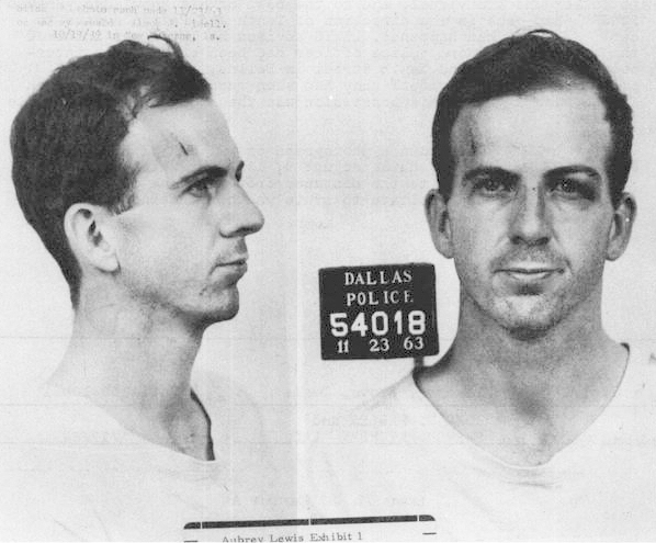 O suposto assassino, Lee Harvey Oswald, foi preso 80 minutos depois do crime, num teatro. E acabou sendo morto dois dias depois, na prisão, alimentando ainda mais a desconfiança de que ele foi um bode expiatório.  Reprodução: Flipar