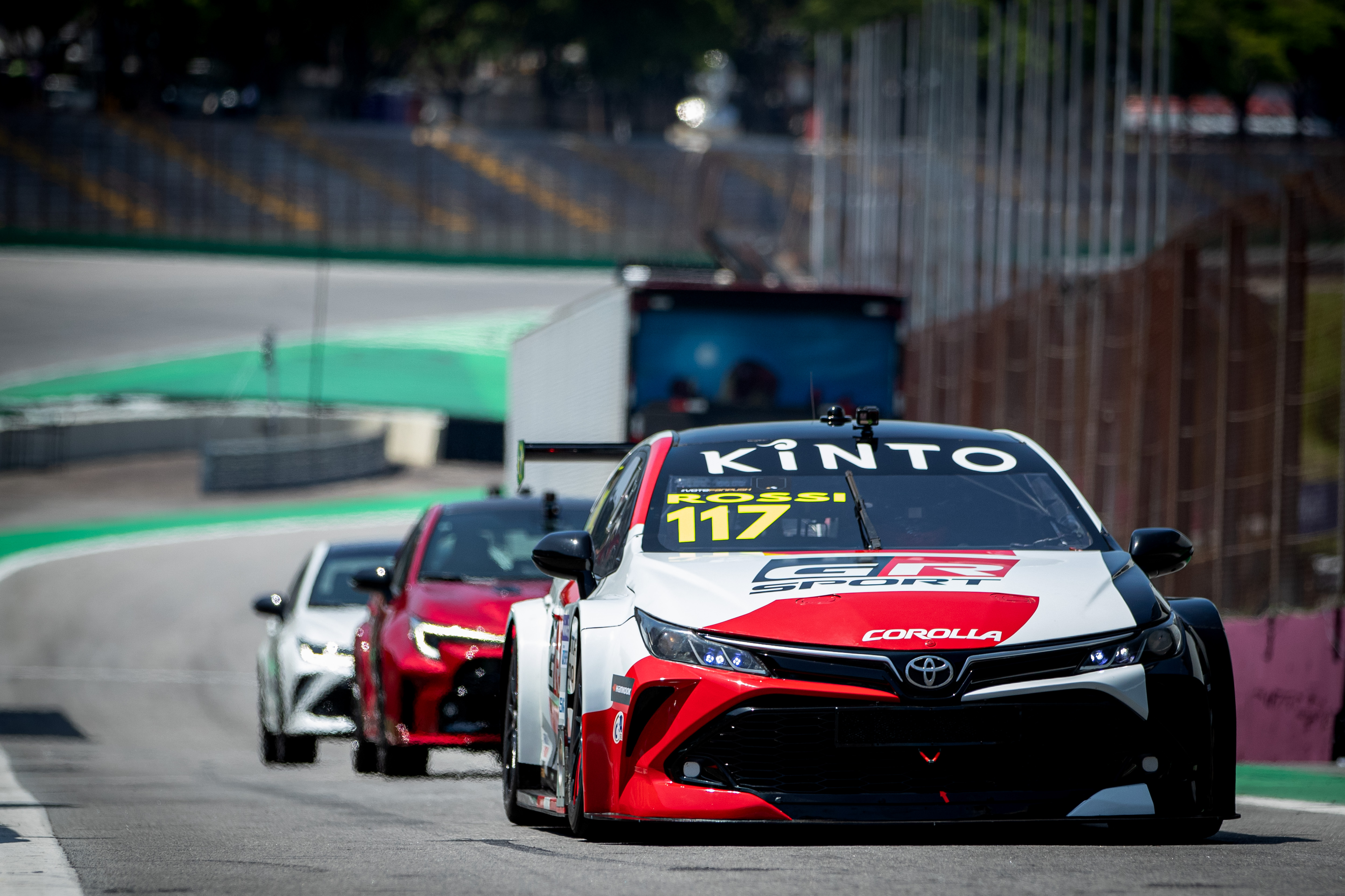 Toyota Corolla da Stock Car, Corolla GR-Sport e Corolla Gazoo Racing dando uma volta no Autódromo de Interlagos  Divulgação/Vicar