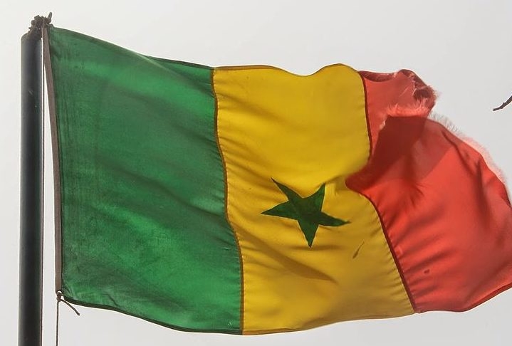 A letra do hino, composta por quatro estrofes e um refrão, exalta a beleza natural do Senegal, a bravura do povo senegalês e a esperança por um futuro próspero e unido. Reprodução: Flipar