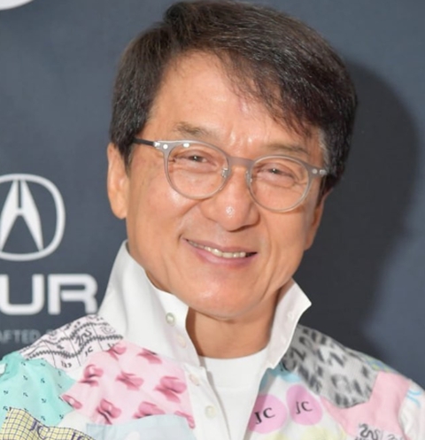 Jackie Chan: O astro do cinema e das artes marciais disse que pretende doar sua fortuna em vez de deixá-la como herança para seus filhos.  Reprodução: Flipar