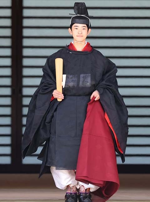 Durante o evento, ele recebeu uma coroa de seda preta e laca, simbolizando sua transição para a vida adulta real. Em seu discurso, Hisahito expressou gratidão e afirmou que cumprirá suas responsabilidades com consciência e dedicação.
 Reprodução: Flipar