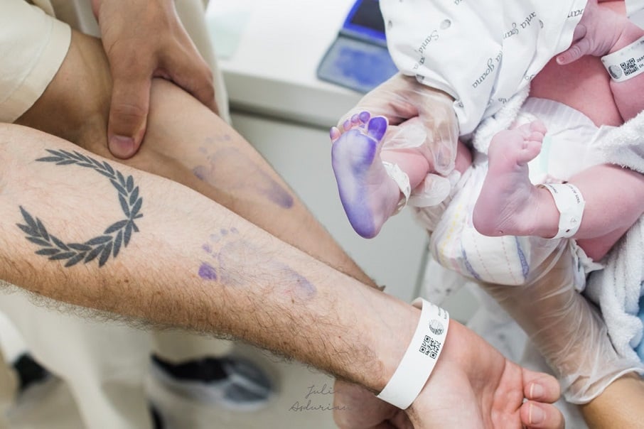O casal André Tonanni e Hélio Heluane com o filho recém-nascido, Filippo.. Foto: Divulgação