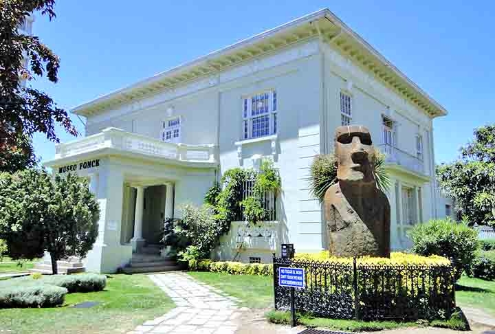 Ainda em Viña del Mar, o Museu Fonck tem um rico acervo com as culturas Rapa Nui, andina e do Chile continental, com objetos arqueológicos e etnográficos. Um Moai trazido diretamente da Ilha de Páscoa está na entrada do museu. Reprodução: Flipar