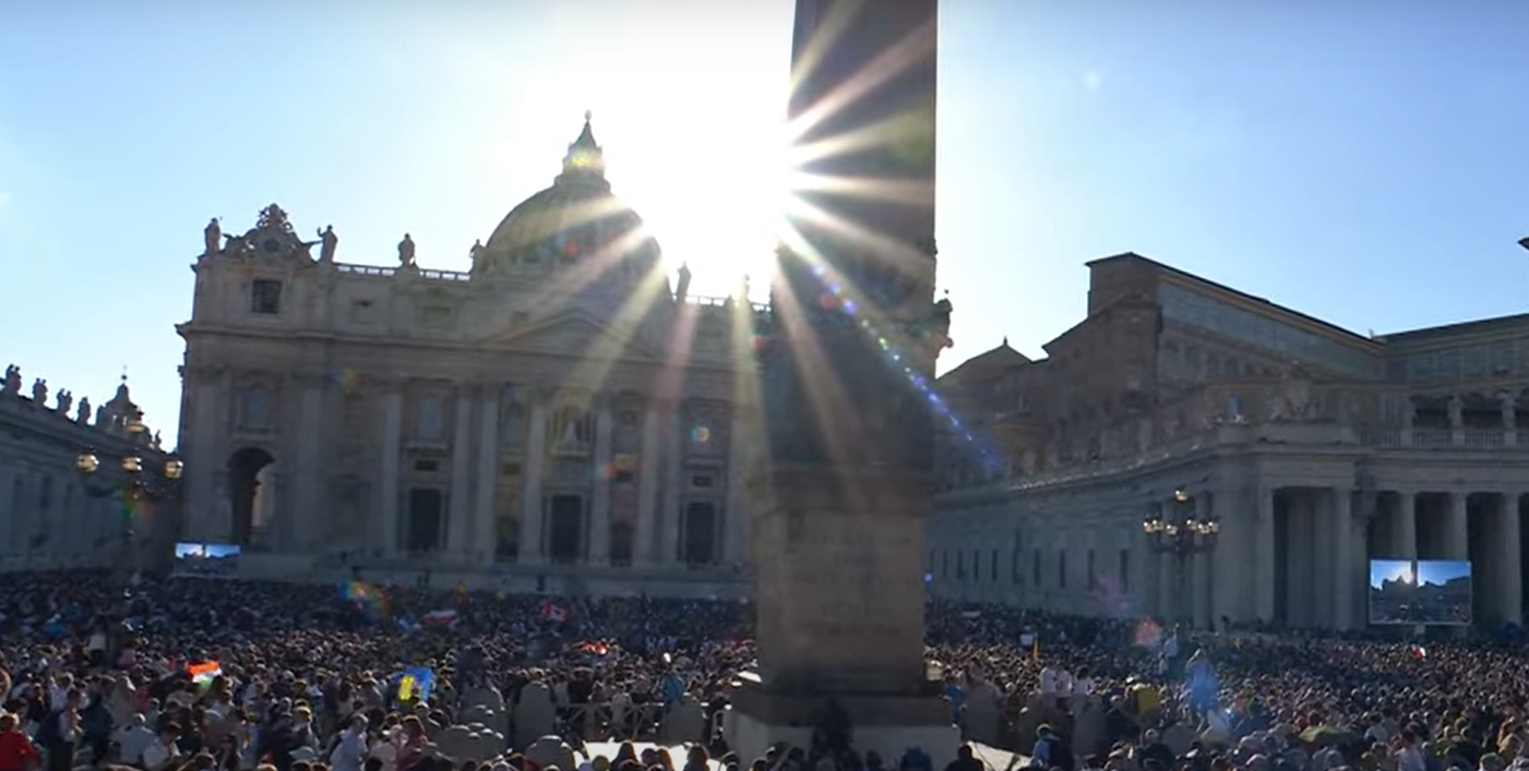 Praça de S. Pedro lotada de fiéis. Foto: Reprodução/Vatican Media