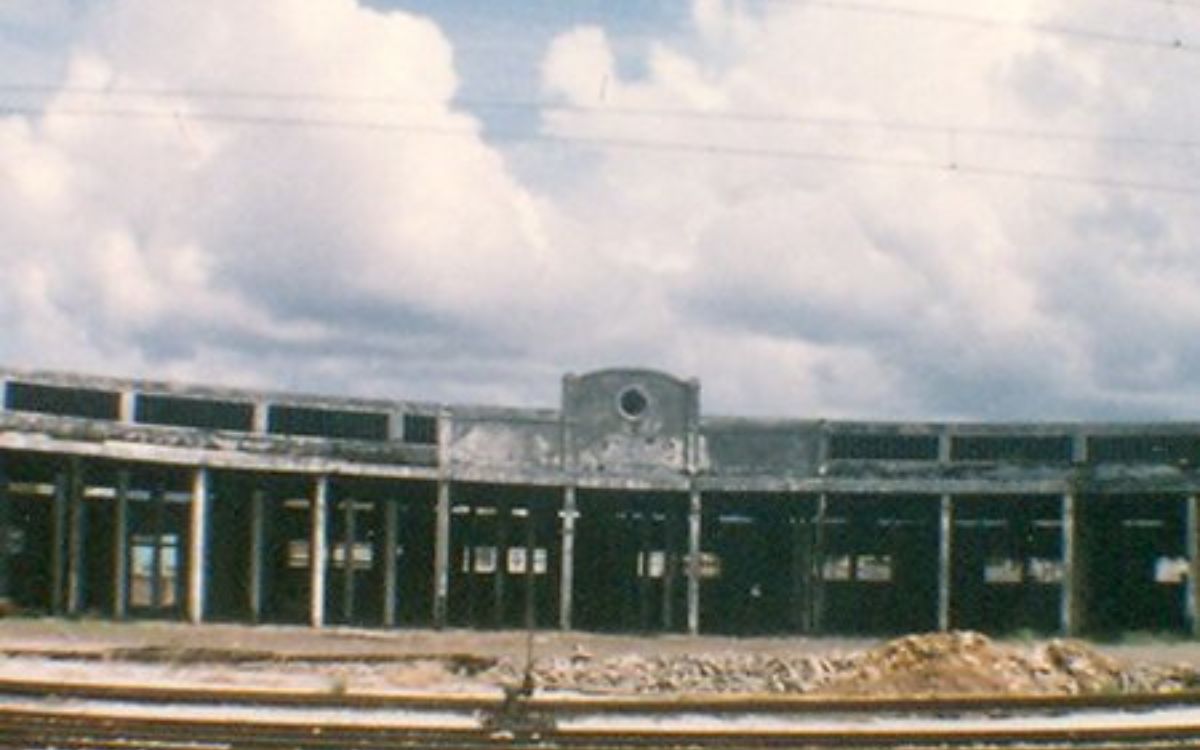 Salvador (BA):  A rotunda de Salvador pertenceu à Viação Férrea Leste Brasileiro e ficava próxima à estação ferroviária da Calçada. Documentos apontam que operava desde o início do século XX, mas não há informações precisas sobre sua construção.  Registros fotográficos são raros.. Foto: Reprodução/Estações Ferroviárias do Brasil