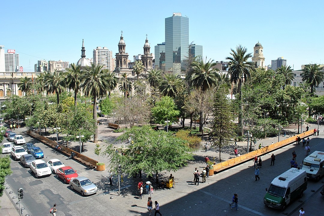 Plaza de Armas - Santiago, Chile - É a praça principal da capital chilena. A estação de metrô Plaza de Armas está sob a praça, rodeada por edifícios históricos como a Catedral Metropolitana de Santiago , o Edifício Central dos Correios , o Palácio da Real Audiência de Santiago e o edifício que serve como sede do governo local de Santiago ,  Reprodução: Flipar