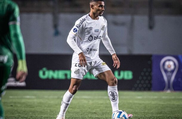JOAQUIM - Embora não tenha sido tão seguro no setor defensivo devido a algumas falhas nas saídas de jogo, deu assistência para os gols do Peixe. NOTA 7,0 - Foto: Raul Baretta/ Santos FC