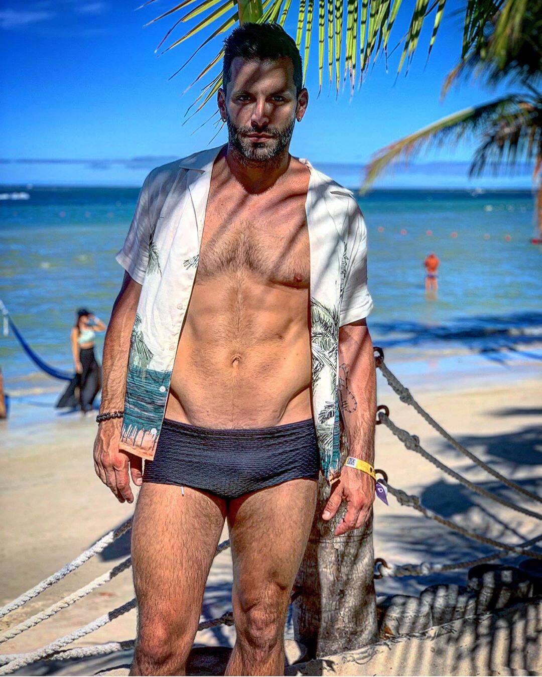 Mais fotos de Henri Castelli com e sem sunga. Foto: Reprodução / Instagram