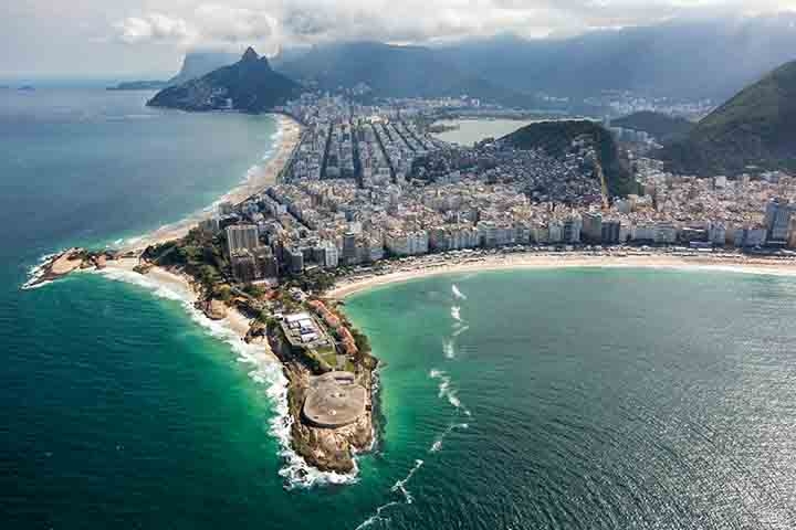 Uma das principais marcas dessa revolução pirotécnica foi a cascata de fogos do Hotel Meridien, localizado na Av. Atlântica. Por 21 anos, a cascata foi uma das grandes atrações do réveillon na cidade, quando os fogos eram lançados do topo do prédio de 39 andares, cobrindo toda a fachada do arranha-céu em poucos minutos. Reprodução: Flipar