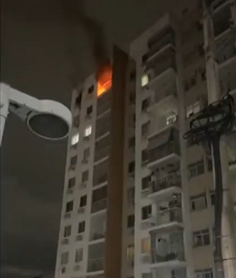 O Quartel da Barra da Tijuca foi acionado às 4h51 para controlar o fogo no 10º andar do prédio que fica na Avenida Tenente Coronel Muniz de Aragão. 