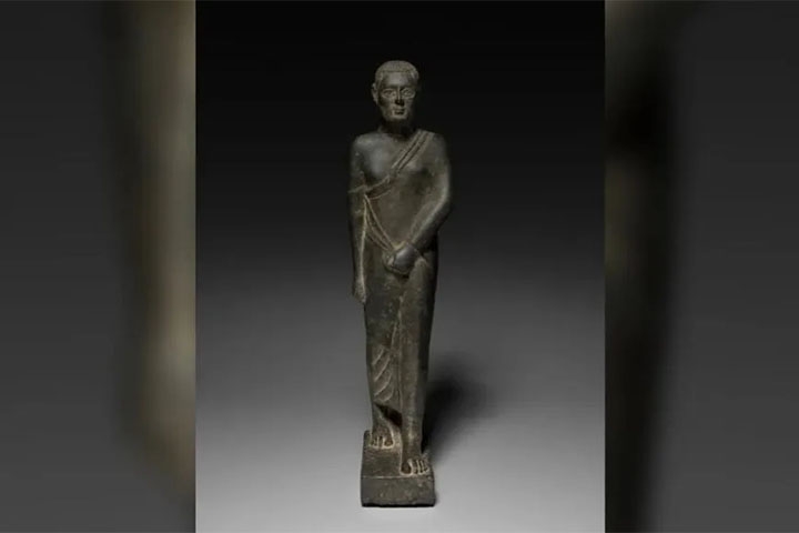 Uma famosa estátua que foi saqueada da Líbia será, enfim, devolvida ao país de origem. Ela retrata a figura de homem barbudo, que parece estar caminhando, é composta de basalto negro e tem cerca de 2.200 anos. Reprodução: Flipar