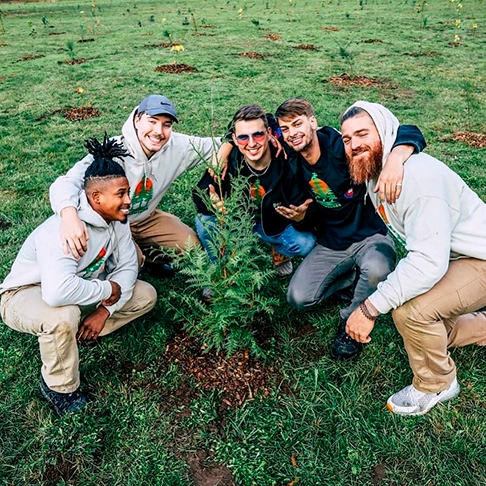 Em 2019, quando alcançou 20 milhões de inscritos, Mr Beast (de boné azul na foto)  fundou a ONG Team Trees e lançou uma campanha para plantar 20 milhões de árvores em um ano. A campanha teve o apoio de outros youtubers e de empresários.    Reprodução: Flipar