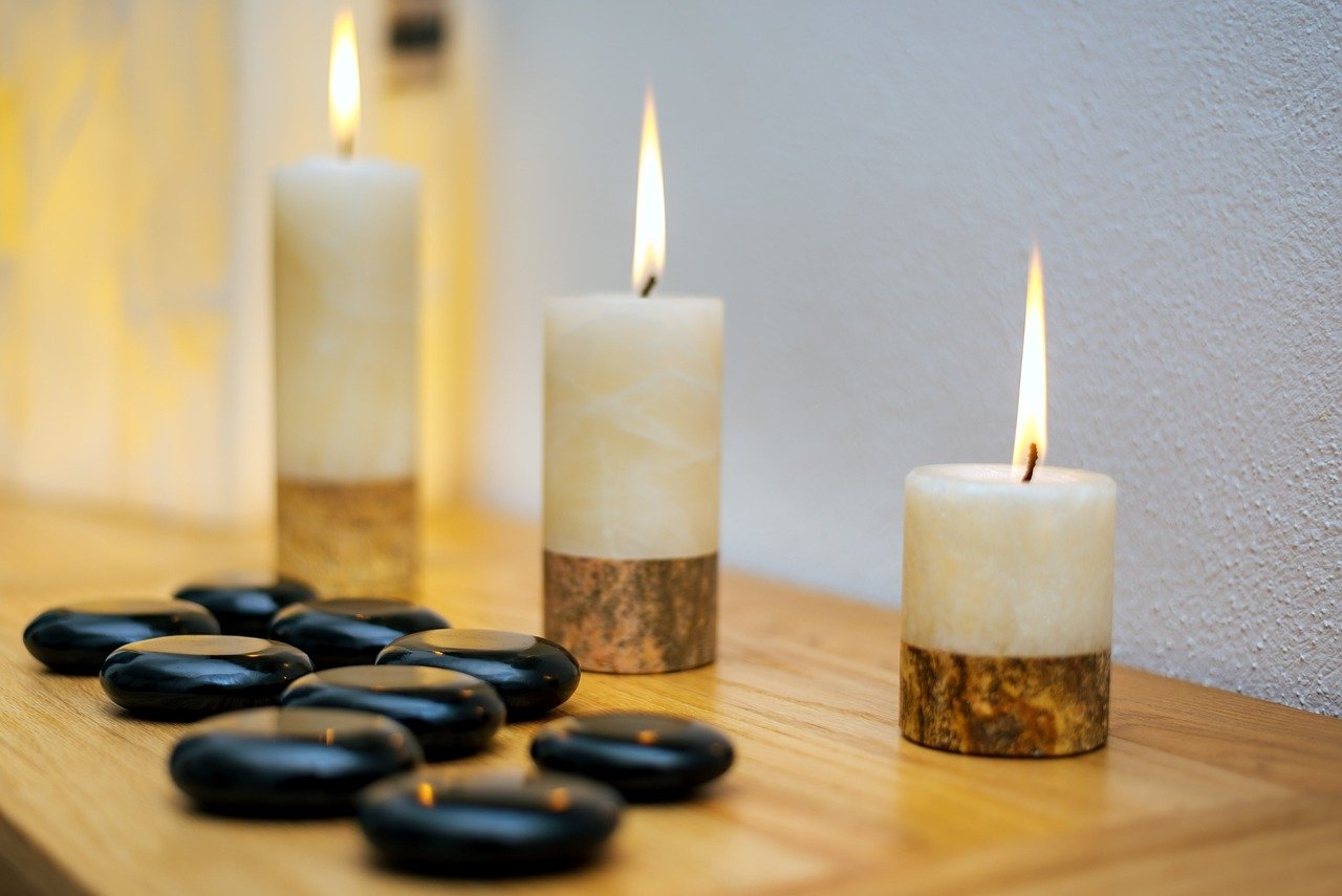 Também é comum o uso de velas para decoração residencial, com o intuito de transformar os ambientes. Há estilo variados, com ou sem perfume, a depender o estilo de iluminação e estética que se deseja imprimir. 

 Reprodução: Flipar