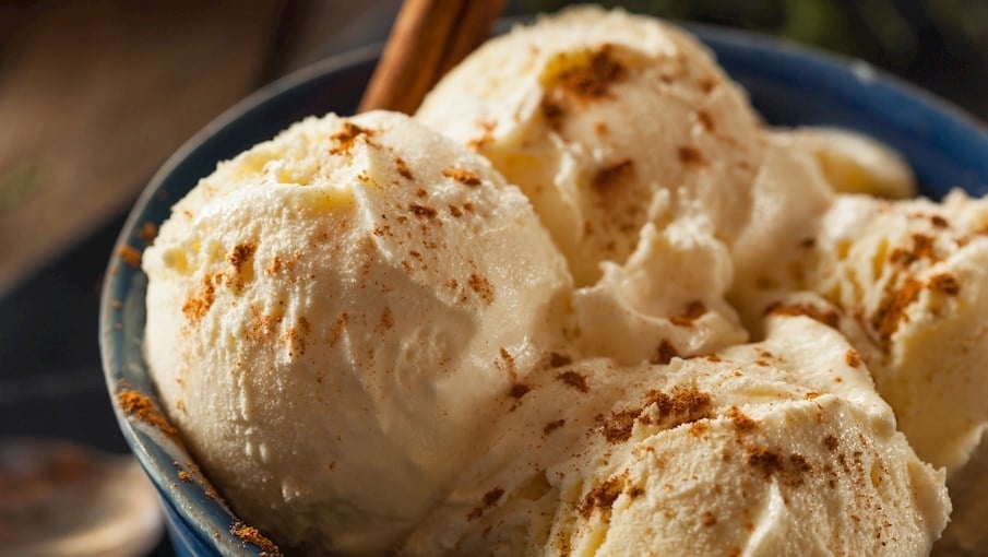 3º - Queso helado (Peru): É uma sobremesa peruana muito parecida com o sorvete e é originária de Arequipa. Geralmente é feito com uma combinação de leite integral, leite evaporado, canela, cravo, coco ralado, açúcar e gema de ovo. Ambos os tipos de leite são cozidos com canela, cravo, coco e açúcar. Reprodução: Flipar