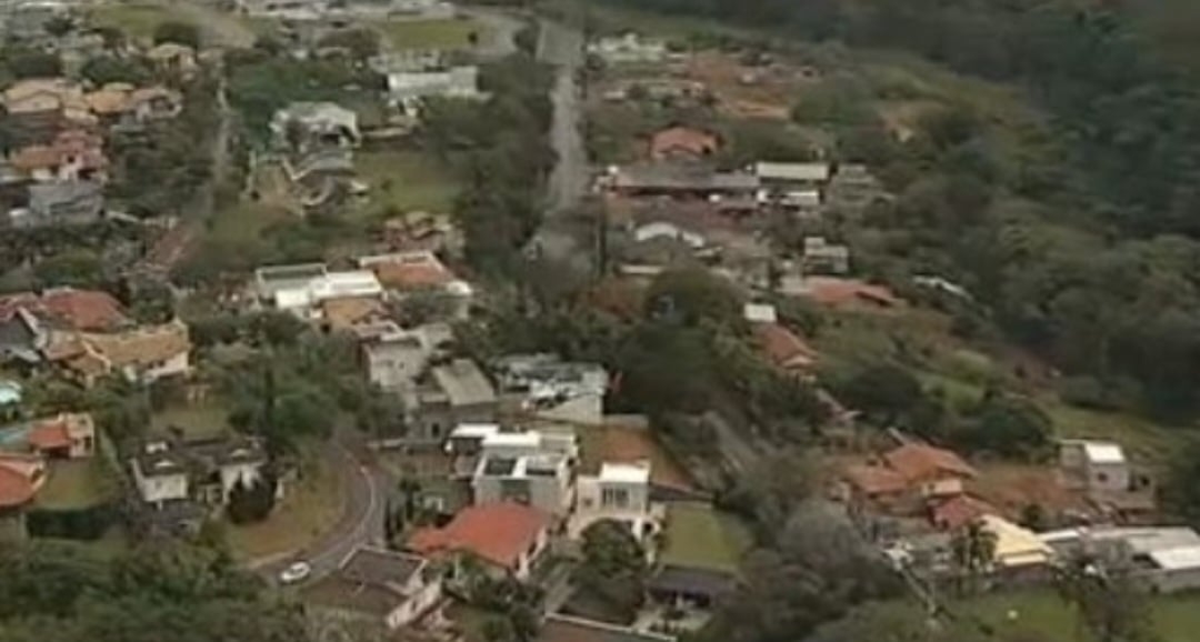 Meteorologistas afirmaram que havia “áreas de instabilidade” e 35% de formação de gelo nas proximidades do local onde o avião caiu. havia casas na área, mas ninguém foi atingido no solo. Reprodução: Flipar