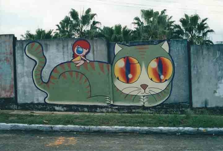 Nina Pandolfo, nascida em Tupã, no interior de São Paulo, também faz grafite com estética similar representando animais, como gatos e peixes.  Reprodução: Flipar