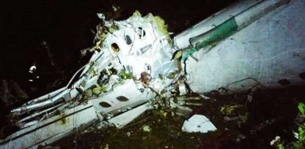 29/11/2016. O avião que levava a delegação da Chapecoense e jornalistas para a final da Copa Sul-Americana, na Colômbia, caiu no Cerro Gordo, área de mata a apenas 30 km do aeroporto de Medellín. O laudo apontou falta de combustível por erro de planejamento. 71 pessoas morreram. 6 sobreviveram.  Reprodução: Flipar