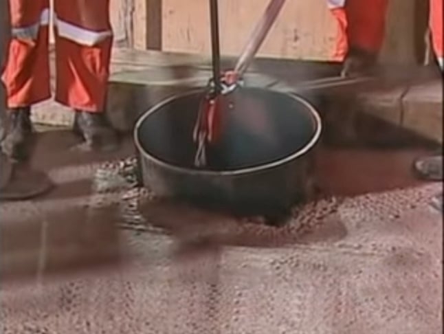 A perfuradora Schramm T130 conseguiu tornar o túnel largo o suficiente para transportar um mineiro dentro de uma cápsula.