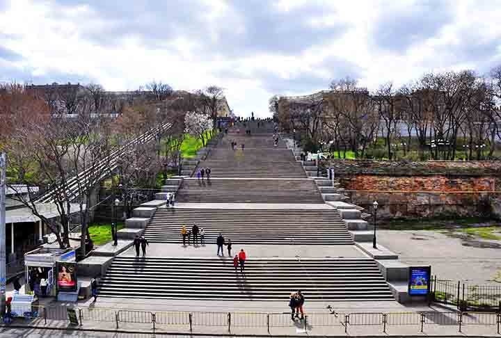 Escadaria Potemkin, Odessa, Ucrânia: Com 192 degraus, ela foi construída em 1837 como entrada monumental para Odessa. Acessada por pedestres, é importante para o cenário cinematográfico e como marco arquitetônico da cidade.
 Reprodução: Flipar