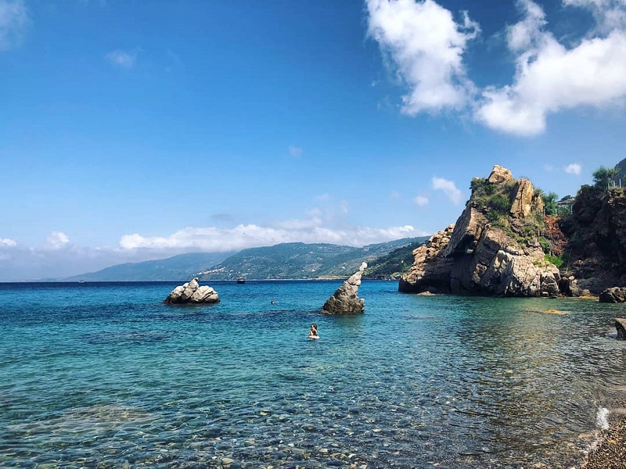 A Praia de Caldura fica localizada próximo à Comuna de Cefalù, na Sicília, ao sul da Itália.. Foto: Reprodução/Instagram @tamarinelizabeth 14.12.2022