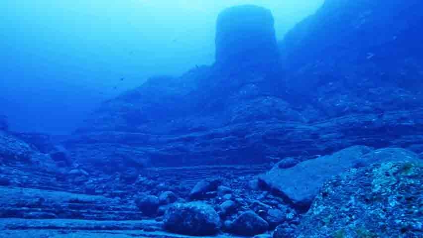Chamado de Monumento Yonaguni, a estrutura tem cerca de 27 metros de altura. Reprodução: Flipar
