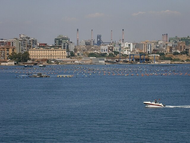 Golfo de Taranto: Na Itália, na costa do Mar Jônico, relevante por sua importância cultural, história marítima e economia regional.
 Reprodução: Flipar