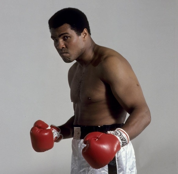 Foi a primeira derrota por nocaute de Ali na carreira. Especialistas afirmam que Muhammad Ali só lutou pelo cachê de 8 milhões de dólares, o maior da época. Reprodução: Flipar