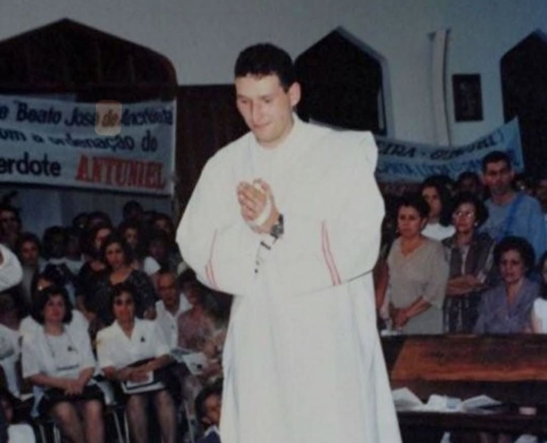 Antes de ingressar na vida religiosa, cursou Educação Física na USP. Posteriormente, entrou para o seminário e concluiu os estudos em Filosofia e Teologia, conforme a formação exigida pela Igreja Católica Apostólica Romana para a ordenação sacerdotal.
 Reprodução: Flipar