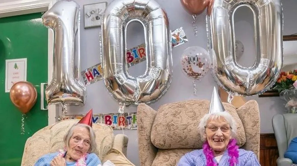 As irmãs gêmeas Anne Brown e Florence Boycott comemoraram 100 anos de vida na semana passada, na Inglaterra. A festa aconteceu, dia 16 de novembro, na casa de repouso onde Florence mora, na cidade de Barnsley. Ambas se reencontraram depois de anos e celebraram juntas.