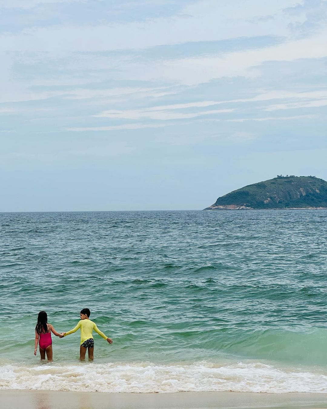 Jose Loreto curte dia de praia com a filha no Rio de Janeiro