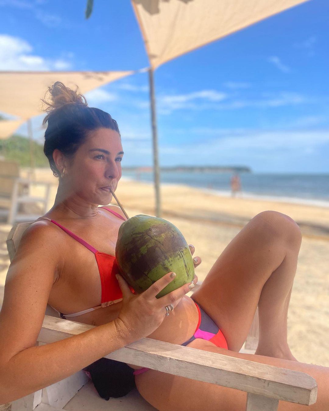 Fernanda Paes Leme tomando água de coco na praia Reprodução/Instagram