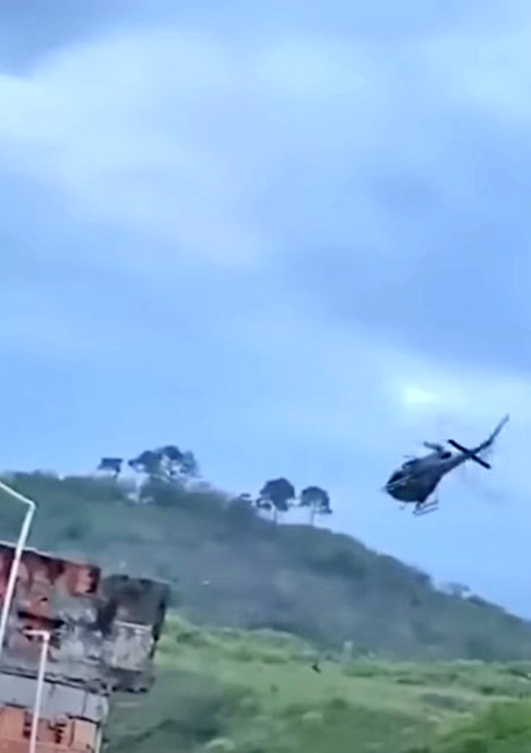 Nas redes, moradores da área publicaram vídeos que mostram o momento em que os helicópteros procurando um lugar para aterrissar.
