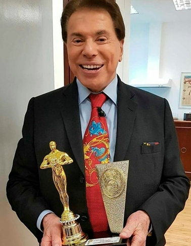 Silvio concede o Troféu Imprensa aos melhores do ano. O prêmio, criado em 1958 pelo jornalista Plácido Manaia Nunes, era abstrato. Não havia estatueta. Em 1970, Silvio ganhou os direitos e reformulou a premiação, como uma espécie de Oscar. Reprodução: Flipar