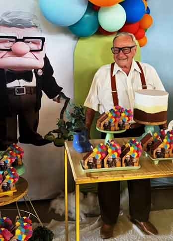 A mesa de aniversário recebeu diversos itens alusivos ao filme. Um painel gigante do personagem Carl Fredricksen e balões completaram o cenário da festa.
 Reprodução: Flipar