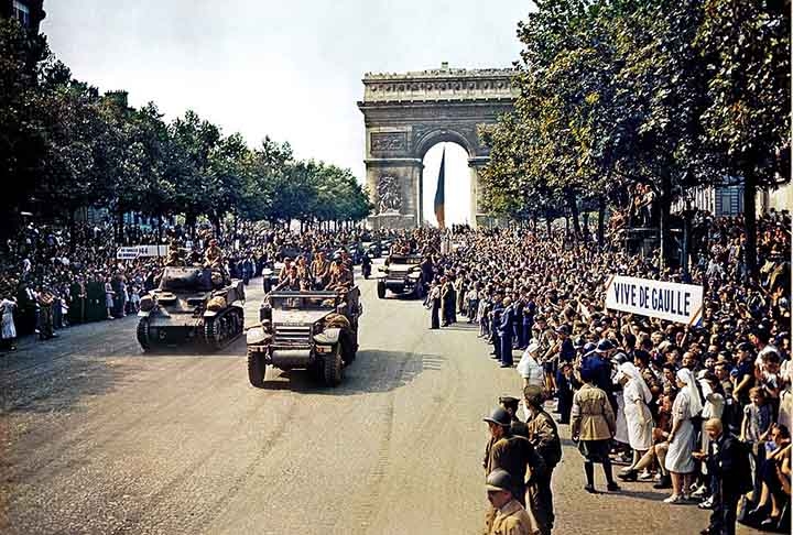 Em 1944, forças francesas desfilaram pela região do Arco do Triunfo para celebrar a libertação de Paris dos nazistas durante a Segunda Guerra Mundial. Reprodução: Flipar