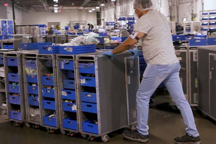 Os carrinhos em que os comissários transportam os alimentos são chamados de trolleys. As companhias aéreas é que os fornecem para as empresas de catering que preparam a comida e cuidam da sua higienização antes de serem levados para o avião. Reprodução: Flipar