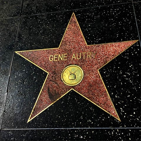 Cantor, ator, compositor, produtor e empresário, ele conquistou um espaço na história do entretenimento ao ser o único artista a ter estrelas em cinco categorias da Calçada da Fama de Hollywood: cinema, rádio, televisão, música e performance ao vivo. 
 Reprodução: Flipar