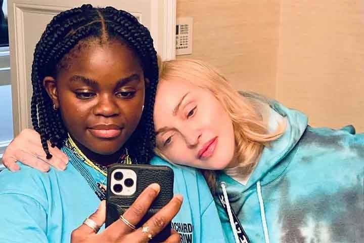 No aniversário de 18 anos de Mercy James, Madonna publicou um post com vários elogios à filha. “Você é uma jovem mulher! Uma linda rainha africana! Você nos surpreendeu! Você sempre foi a mais tranquila, gentil, tímida e estoica. Enquanto todos os meus outros filhos buscavam atenção, você sempre se escondia sob seu capuz - nunca querendo chamar atenção para si mesma. Sempre humilde e gentil”, escreveu. 
 Reprodução: Flipar