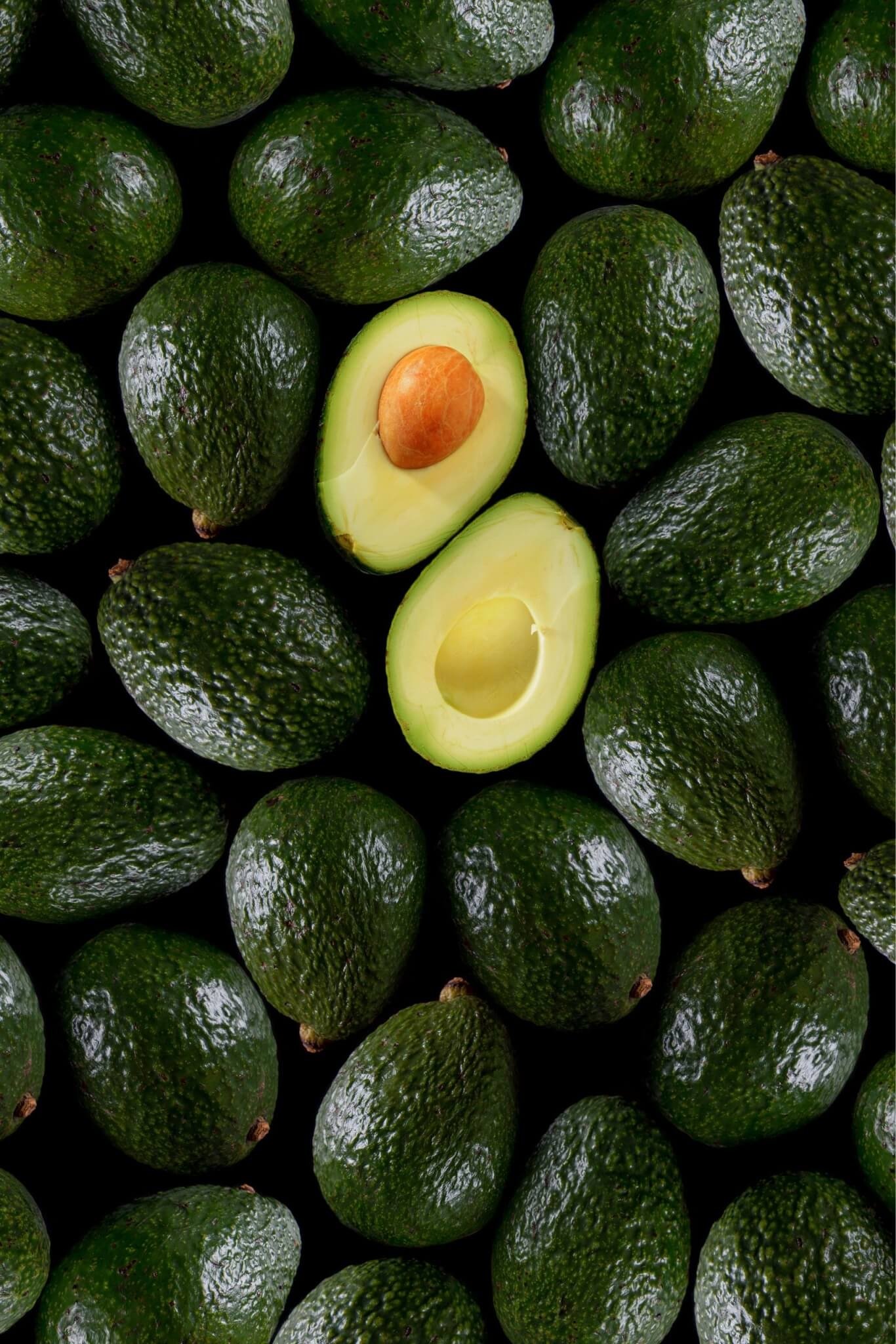6. Abacate O abacate é uma excelente fonte de vitamina E, além de fornecer gorduras saudáveis para o corpo. É usado contra o reumatismo, promove a eliminação dos gases, é digestivo e laxativo. Reprodução: EdiCase
