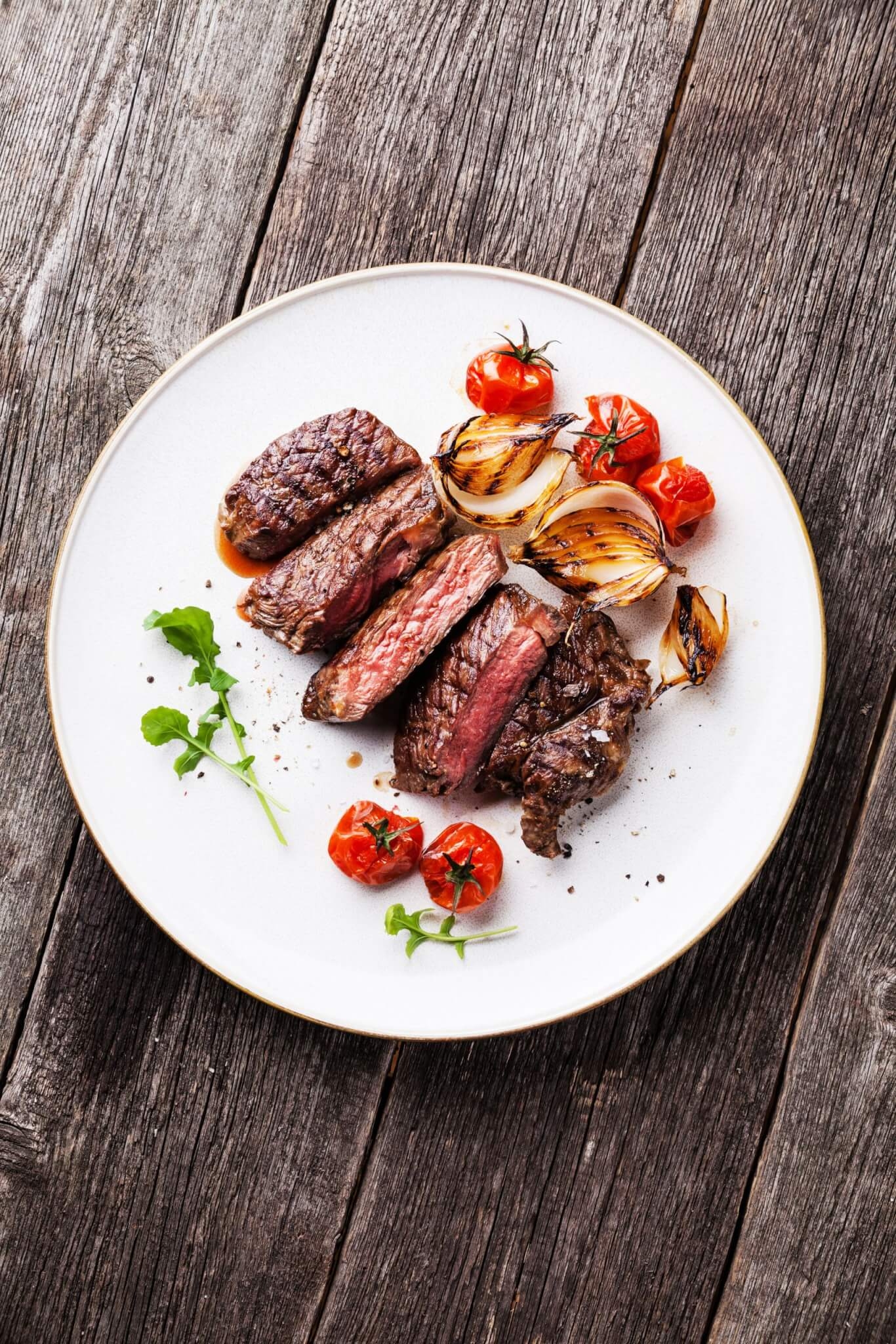 3. Carne vermelha A carne bovina é uma excelente fonte de vitamina B12, niacina, riboflavina e a piridoxina. Esses nutrientes desempenham papéis vitais no metabolismo, na produção de energia e na saúde geral do corpo. Reprodução: EdiCase