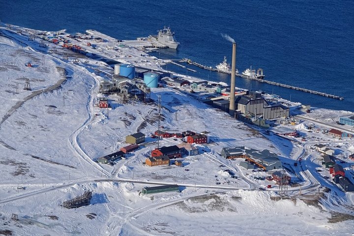 Em 2023, a usina termelétrica a carvão de Longyearbyen foi substituída por uma movida a diesel, diminuindo as emissões de carbono. Reprodução: Flipar