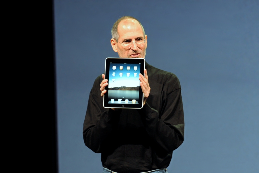 Em 2010, a empresa lançou o iPad, um tablet que criou uma nova categoria de dispositivos. Reprodução: Flipar