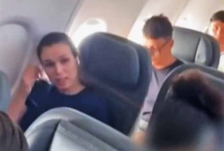 O vídeo mostra Jeniffer Castro acomodada em um assento próximo à janela do avião com fones de ouvido e tentando ignorar a mulher que a constrange e hostiliza com a filmagem. Ela chega a fechar os olhos para tentar dar fim à polêmica.
 Reprodução: Flipar