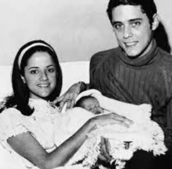 Chico Buarque foi casado por 33 anos, de 1966 a 1999, com Marieta Severo. Com a atriz, teve as filhas Silvia (atriz nascida durante o exílio do cantor na Itália), Helena e Luísa. 

 Reprodução: Flipar