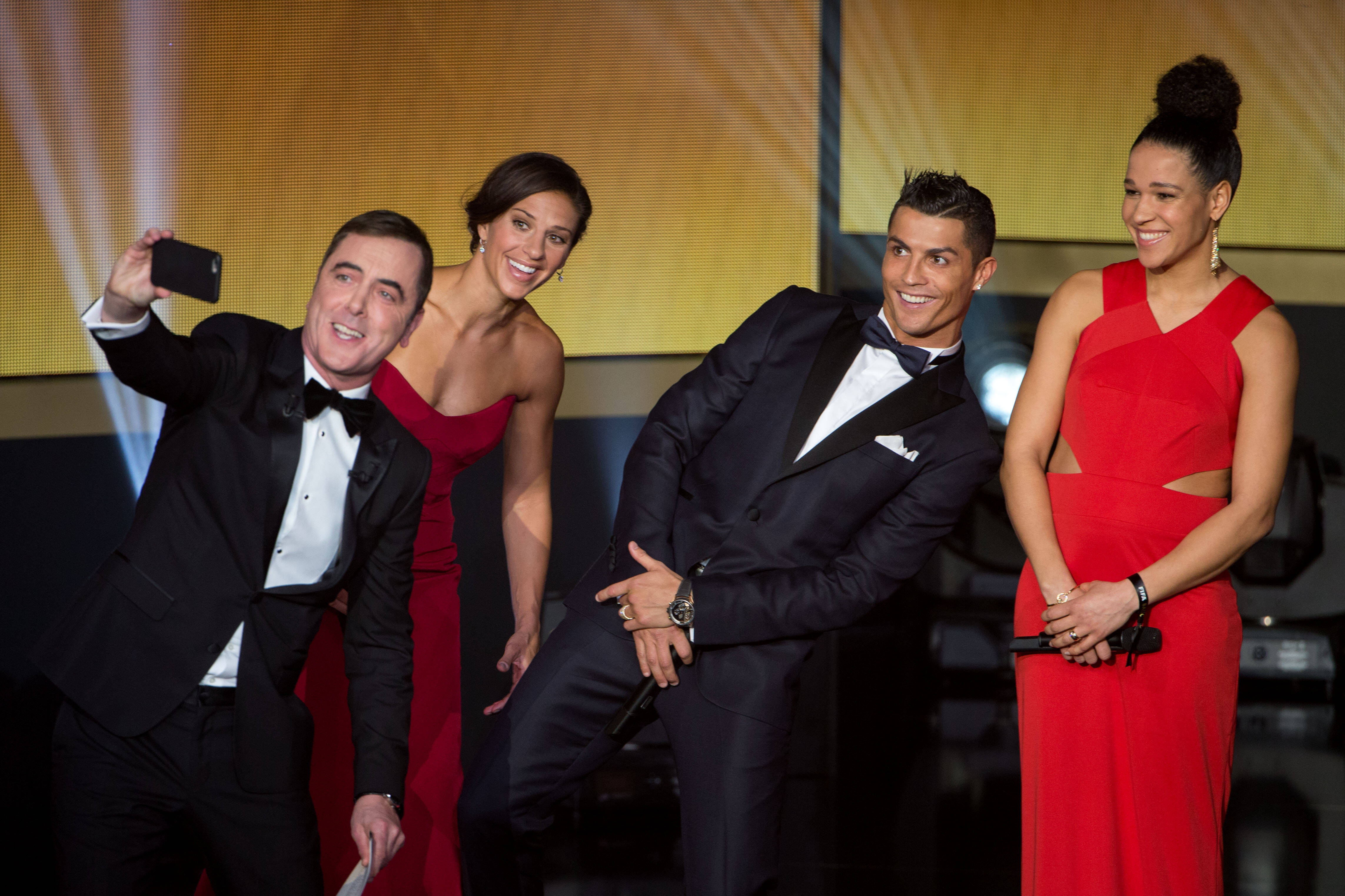 Apresentador do Bola de Ouro 2015, James Nesbitt tira selfie com jogadores no palco. Foto: Philipp Schmidli/Getty Images