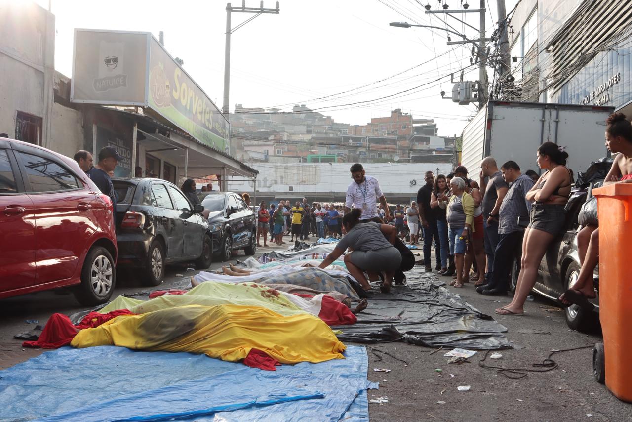 RJ: moradores levam dezenas de corpos para praça da Penha Reprodução X/ @RenatoSilva15_